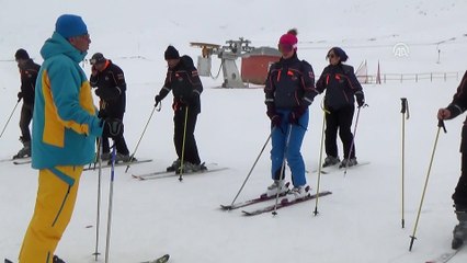 Muş'ta AFAD personeline kayak eğitimi verildi