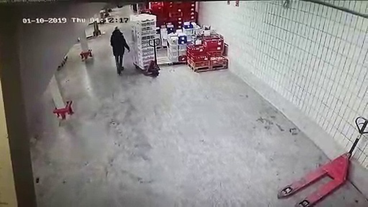 Déchargement de palette.. il tombe avec son chargement !