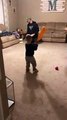 Baseball avec son fils, papa prend la balle dans la tête !