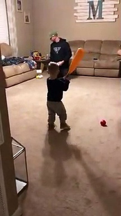 Baseball avec son fils, papa prend la balle dans la tête !