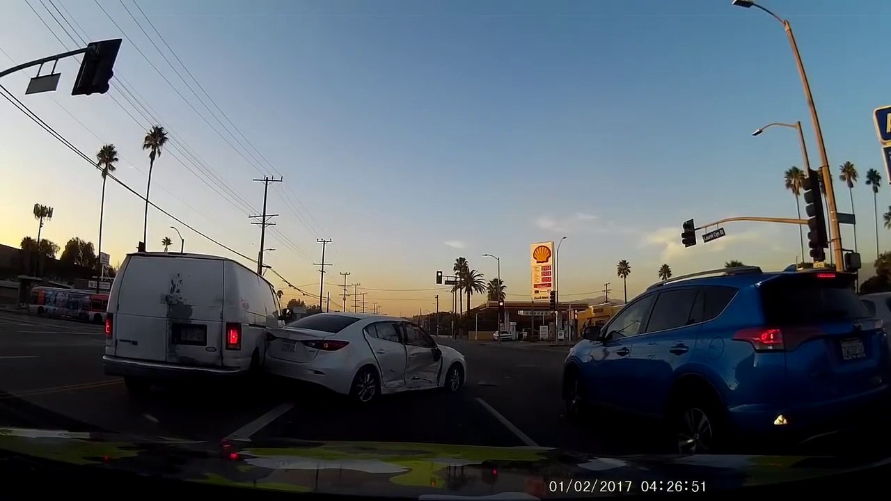 Karma : il recule en voiture et évite une voiture au feu rouge !