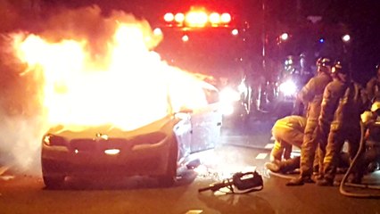 BMW 차량에 화재...차량 내부 소실 / YTN