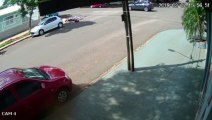 Câmera flagra colisão entre BMW e moto na Rua Paraná