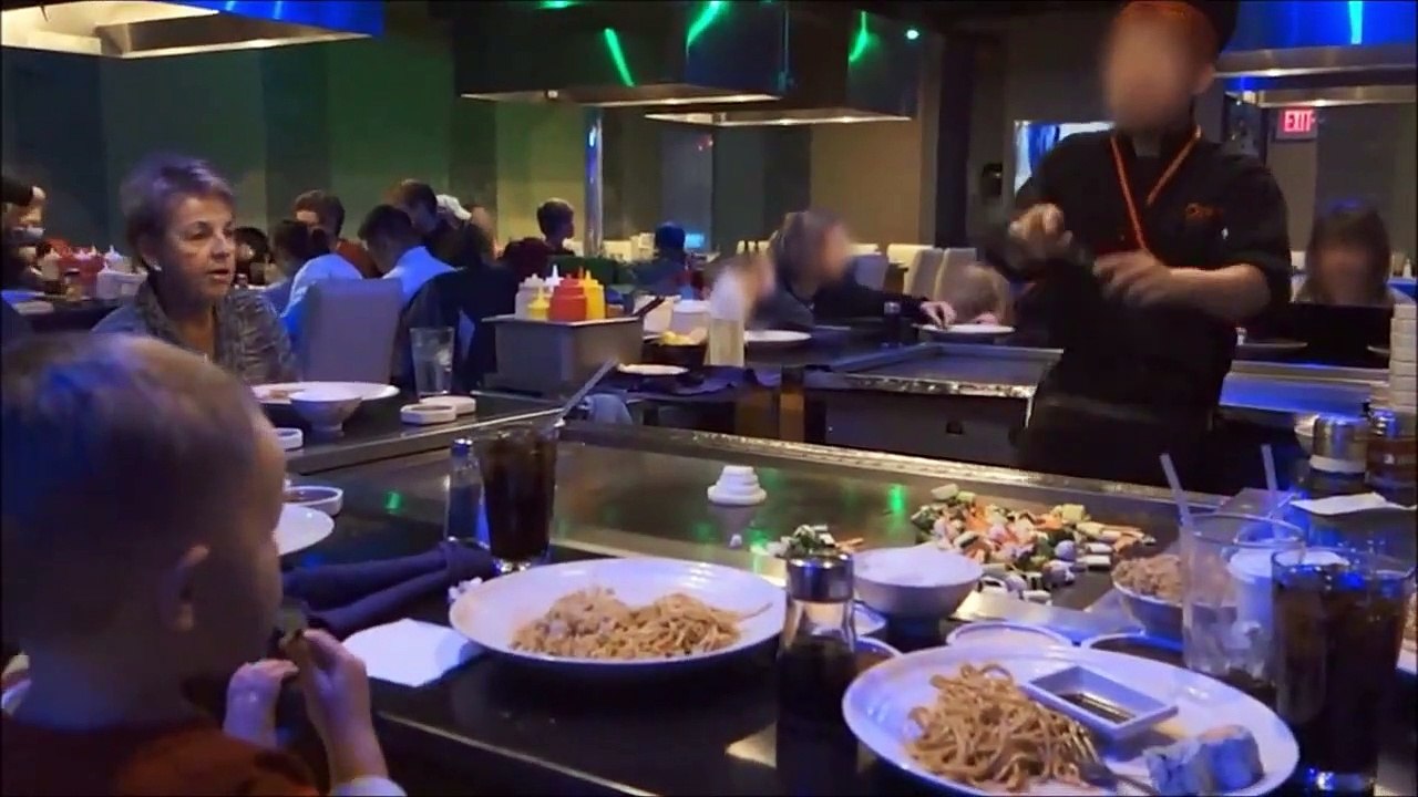 Ce cuisinier réussit à envoyer le tofu sur la fourchette... Fou