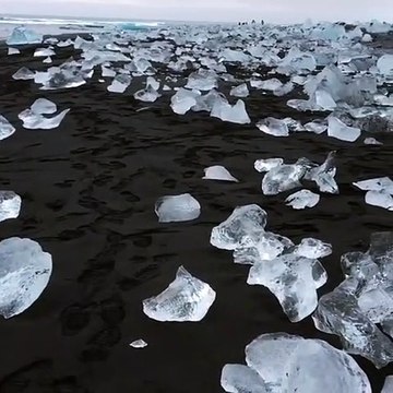 Des morceaux de glace se forment sur une plage d’Islande