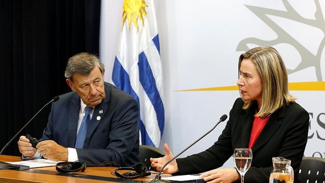 Урегулировать кризис без насилия и внешнего вмешательства - Могерини