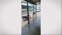 Forte chuva alaga ruas de Barra de São Francisco