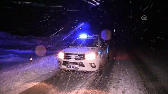 Erzincan'da ulaşıma kar ve tipi engeli