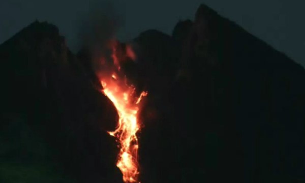 Gunung Merapi Keluarkan Awan Panas Guguran