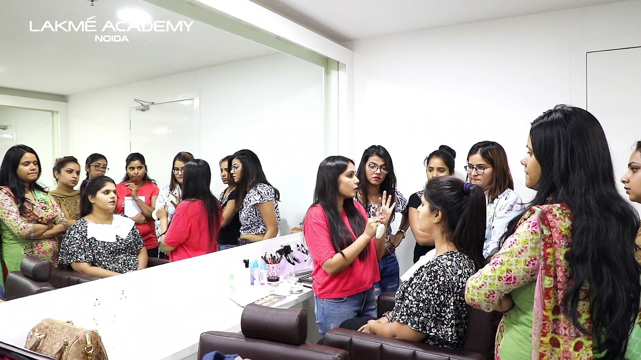 lakme academy Noida #beauty #beautycare #beautyaddict#beautytips #beautyful #skincare#skincareroutine #skincaretips #skin#makeupartist #makeuptransformation#makeup #makeuplooks #hairstyle #hair#haircare #lakme #lakmeindia#lakmefashionweek #fashion #makeup