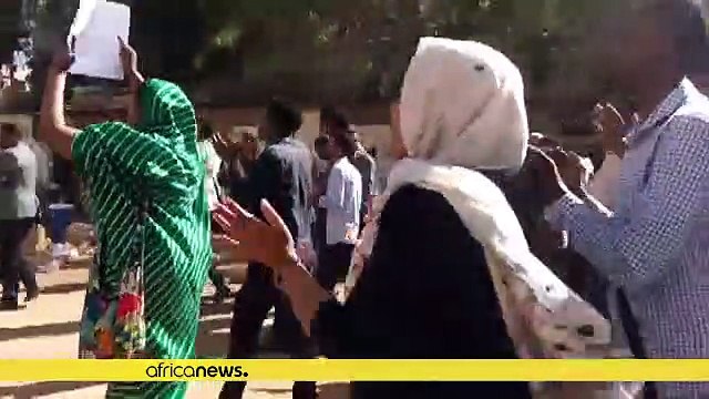 Bashir 'backs' frustrated young Sudanese, promises to free journalists