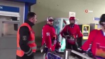 Buz Hokeyi Takımı Antrenmana Yetişmek İçin Metrobüse Bindi, Temizlik İşçisi ile Antrenman Yaptı