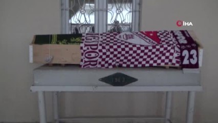 Simit Satarak Elazığspor'a Destek Olmuştu, Bayrağı Tabutuna Örtüldü