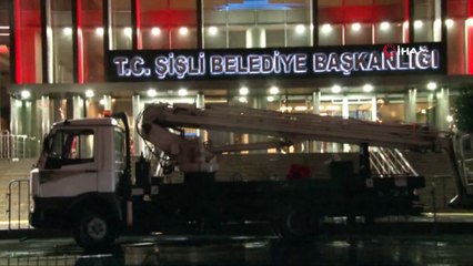 Resmi plakalı araçla CHP afişi astılar