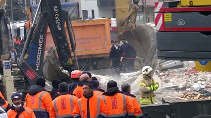 Kartal'da çöken binanın enkazında arama ve kurtarma çalışmaları devam ediyor - İSTANBUL