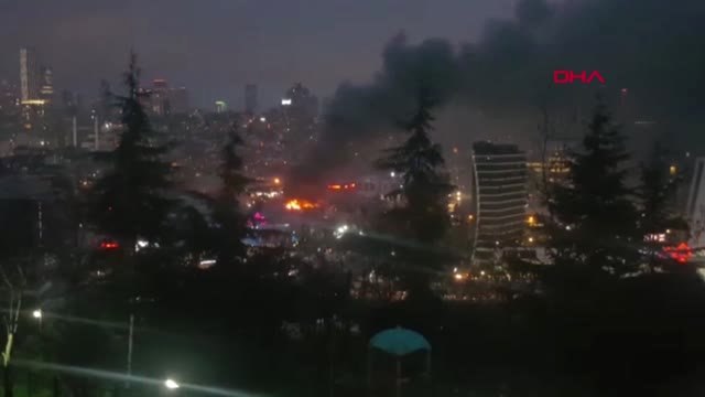 Kağıthane'de Bir İş Merkezinin Çatısında Yangın