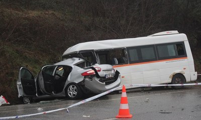 Öğrenci servisi otomobille çarpıştı: 1 ölü, 9 yaralı