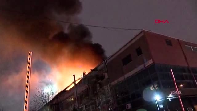 Kağıthane'de Bir İş Merkezinin Çatısında Yangın