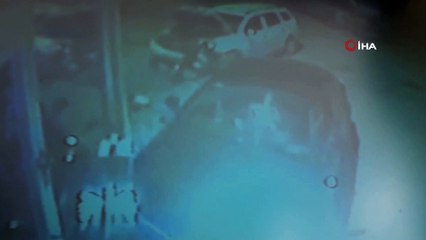 Önce kafa kafaya çarpıştılar, sonra duvara çarparak durabildiler...Kaza anı kamerada