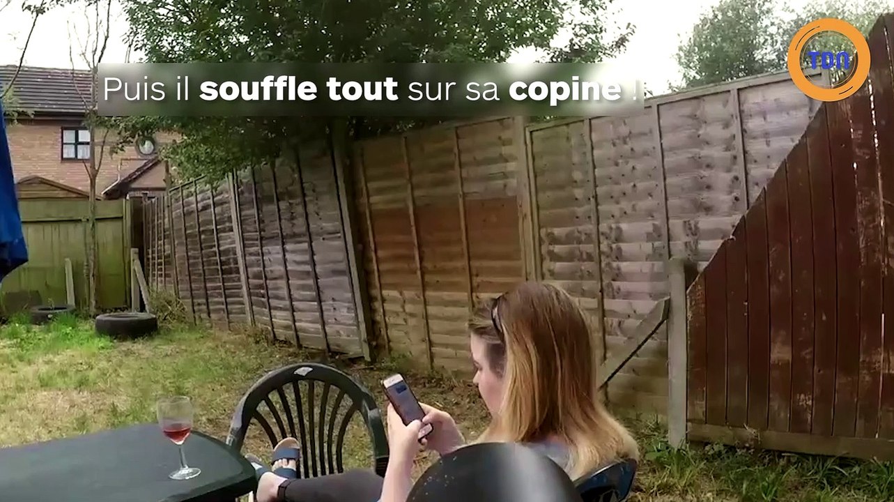 Il embête sa copine avec un souffleur de feuilles !