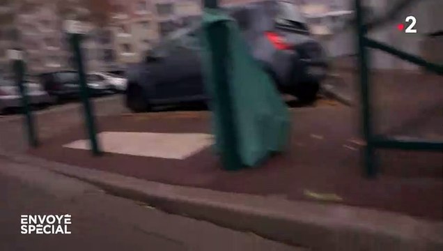 Un jeune homme gay défend ses droits dans les cités et se fait agresser par une bande