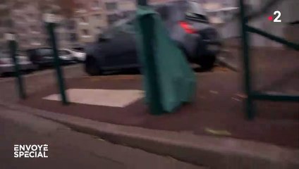 Un jeune homme gay défend ses droits dans les cités et se fait agresser par une bande