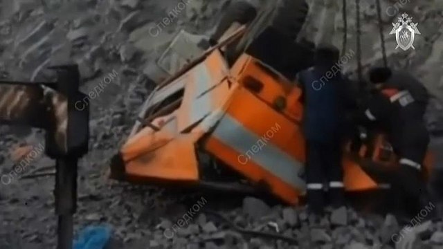 В Кемеровской области упал с обрыва автобус с шахтерами