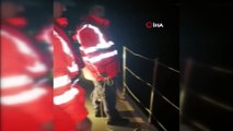 Tekneleri arızalanan göçmenleri Sahil Güvenlik kurtardı