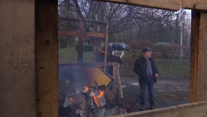 Descargar video: Qui sont les gilets jaunes toujours mobilisés sur les ronds-points ?