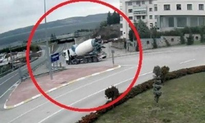 Viraja hızlı giren beton mikserin devrilme anı kamerada