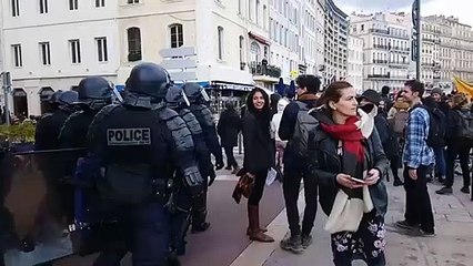 Troller des policiers en jouant la Marche impériale à la trompette (Gilets Jaunes Acte 12)