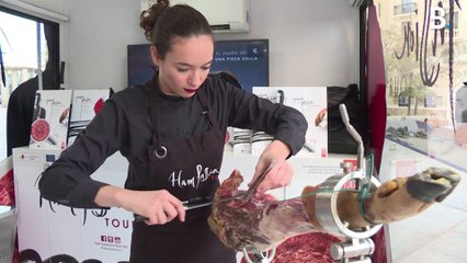 Cette femme est l'une des rares à exercer l'art de la coupe de jambon ibérique