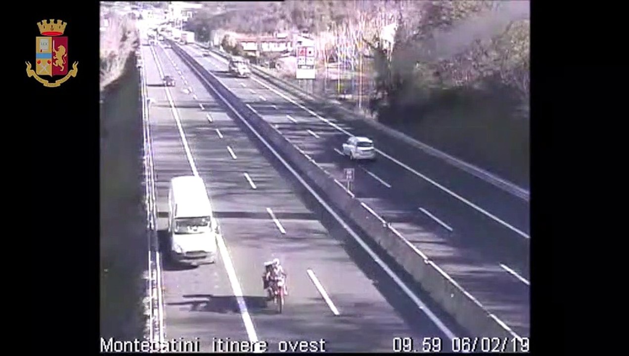A11 fa retromarcia per recuperare i pacchi