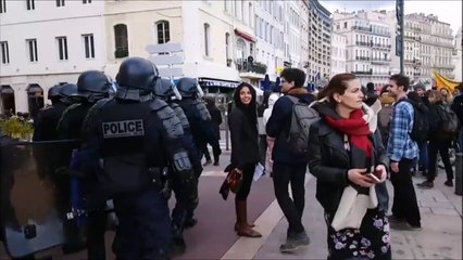 Il piège des CRS en jouant la Marche impériale à la trompette