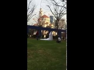 Crise des déchets : les mariés et la manif