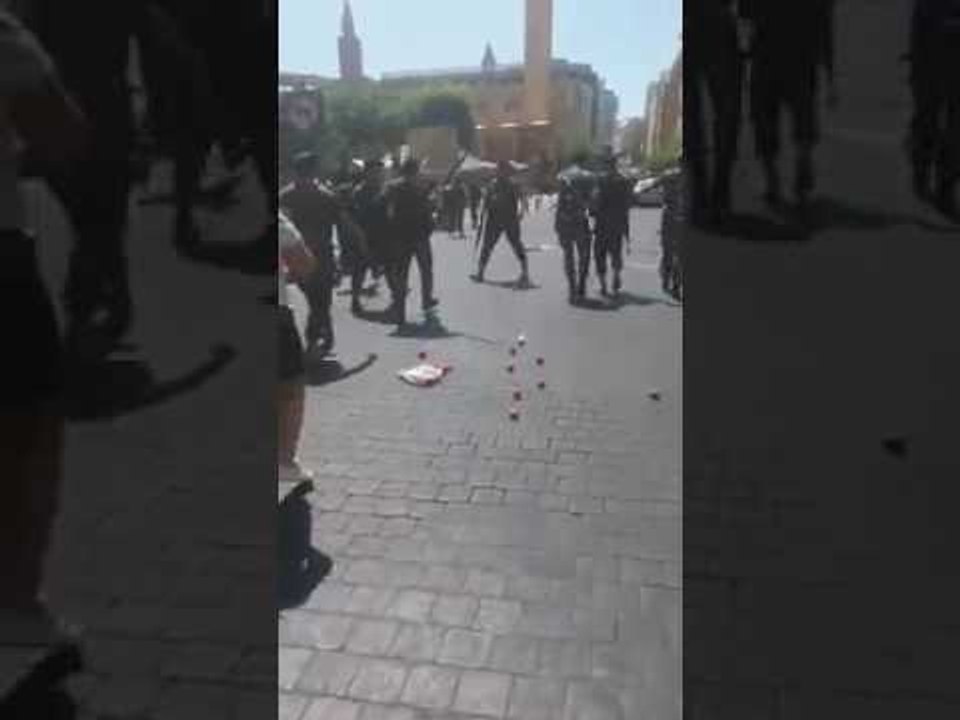 Des manifestants frappés par les forces de sécurité devant le parlement à Beyrouth