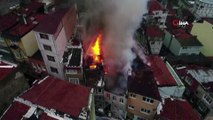 Beyoğlu Bülbül Mahallesi'nde yan yana bulunan iki apartmanda yangın çıktı. Olay yerine çok sayıda itfaiye ekibi sevk edildi.