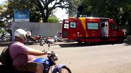 Carro e moto batem no centro de Cascavel