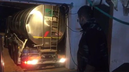 Sardegna, i pastori buttano via il latte per protesta contro il prezzo