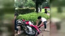 Cezaya sinirlenen sürücü polisin gözü önünde motosikleti parçaladı