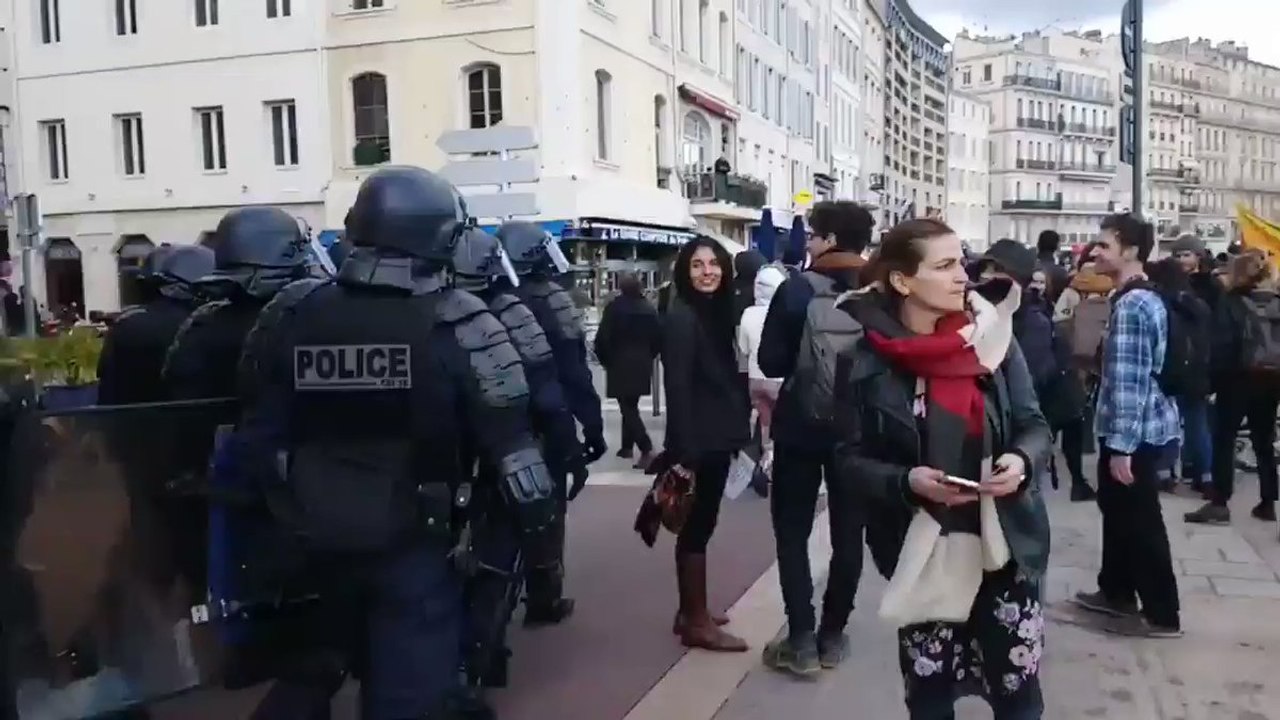 Un manifestant se moque des CRS avec sa trompette
