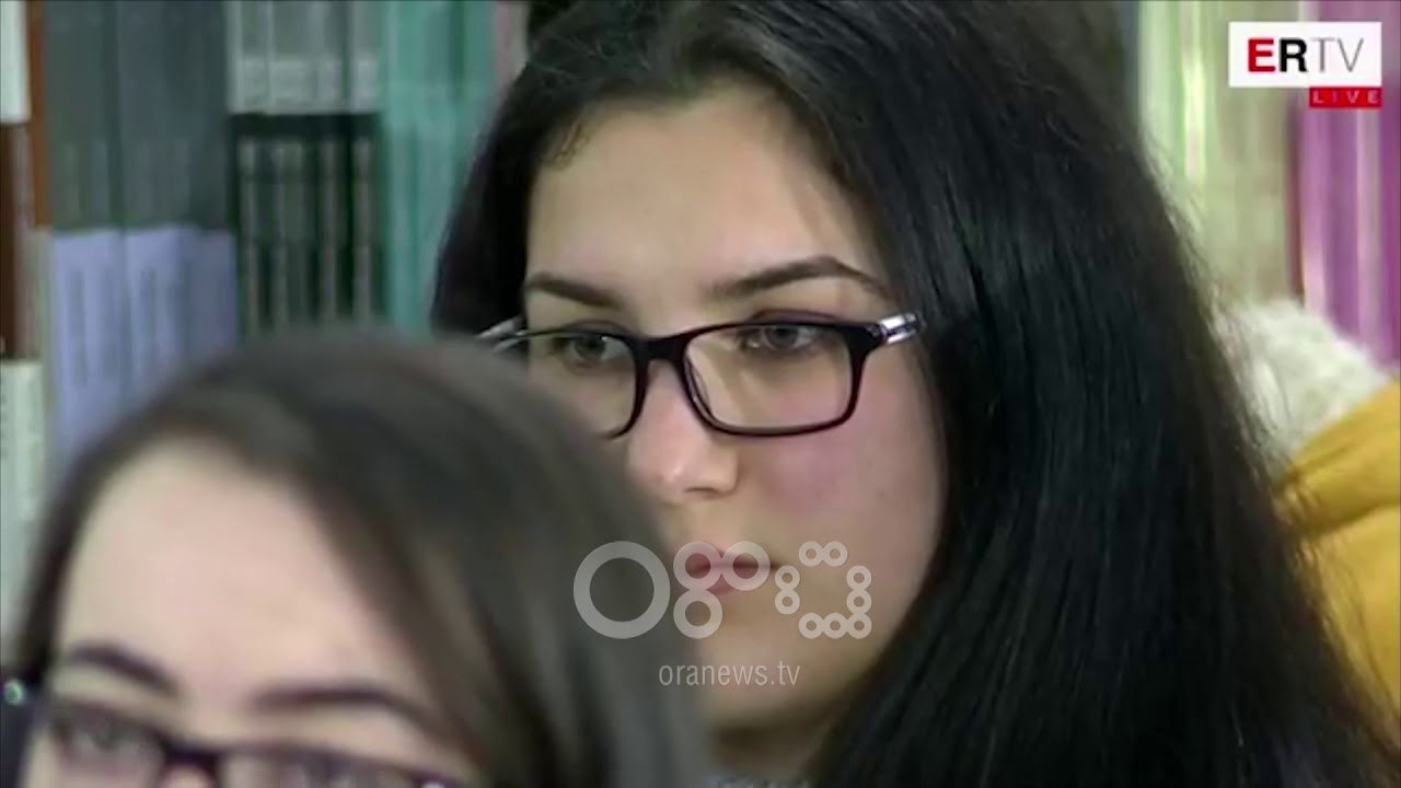 Ora News - Rama takon një grup studentësh në Korçë dhe flet për pedagogët "sharlatanë"