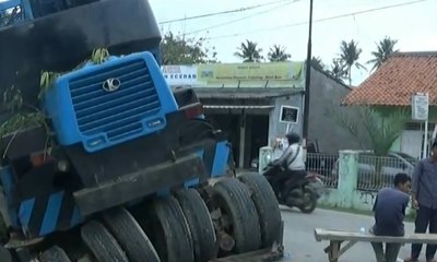 Diduga Sopir Mengantuk, Truk Pembawa Alat Berat Terperosok