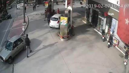 İzmir'de Motosiklet ile Otomobil Böyle Çarpıştı: 1 Yaralı