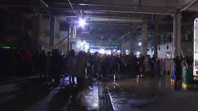 차량 통행로 폐쇄에 노량진 구 수산시장 상인-수협 충돌 / YTN