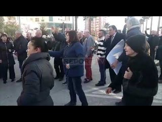 Report Tv-Protestuesit e PD në Vlorë i presin Ramës 'biletë' vetëm vajtje me 'Air Albania'