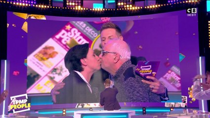 Danielle Moreau embrasse sur la bouche une personne du public
