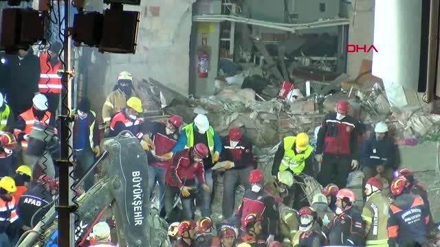 Kartal'da Çöken Binada Arama Kurtarma Çalışmaları Sürüyor