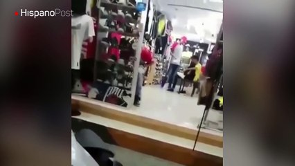 Pretendió jugarle una broma a los trabajadores de una tienda y se llevó un buen golpe