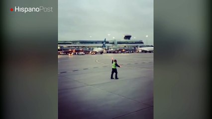 Vea la simpática manera con la que este trabajador de un aeropuerto hace su trabajo